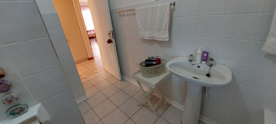 5 Bedroom Property for Sale in Wavecrest Eastern Cape